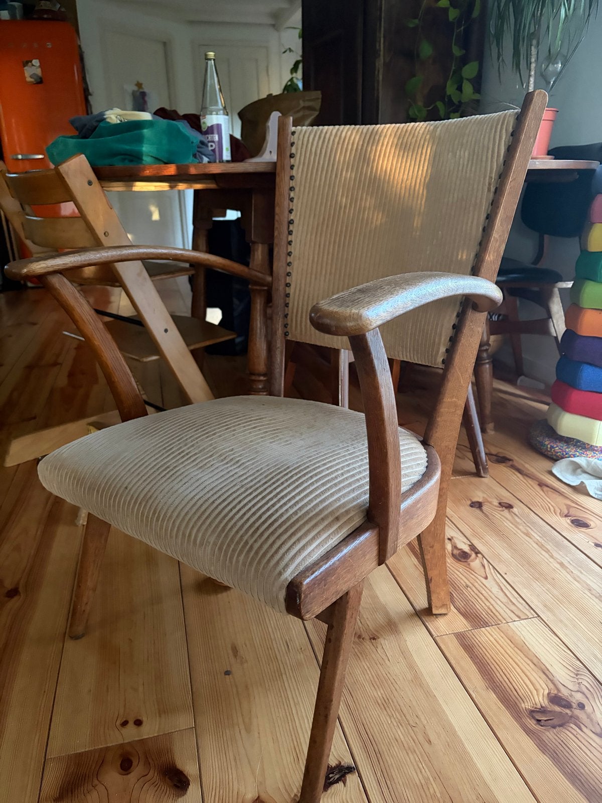 Vintage houten stoel - ribfluwelen bekleding - gebroken veer, Ophalen