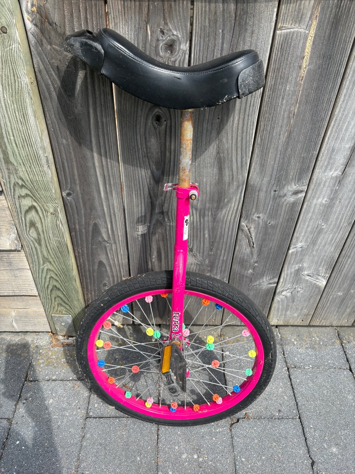 Roze eenwieler - zadel beschadigd, functioneert goed, Ophalen, Gebruikt