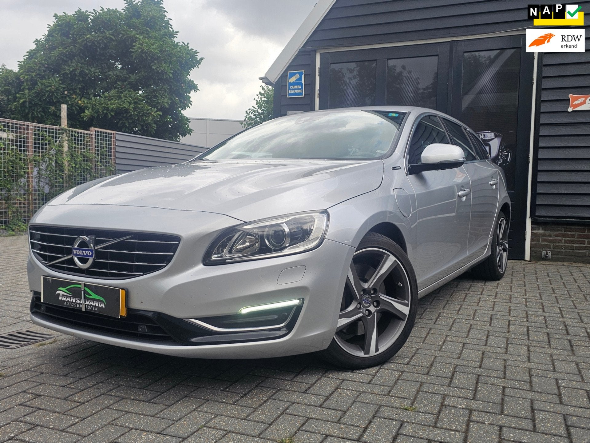 Volvo V60 2.4 D6 AWD Plug-In Hybrid R-Design, Auto's, Automaat, Vierwielaandrijving, 11 kWh, Te koop