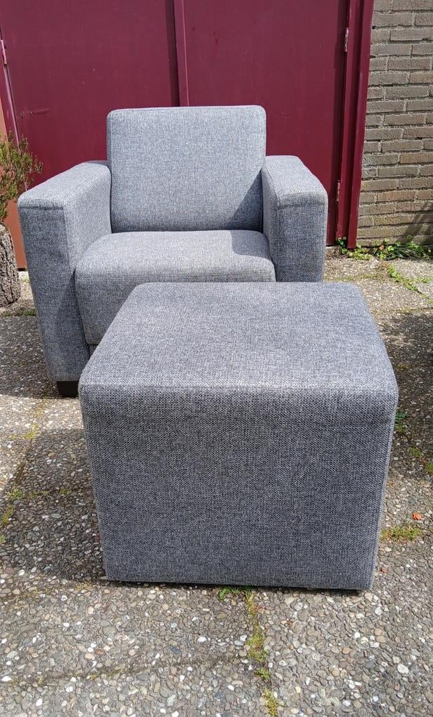 Lage leunstoel grijs,  met bijbehorende poef, Ophalen, Gebruikt, Rond, Minder dan 50 cm