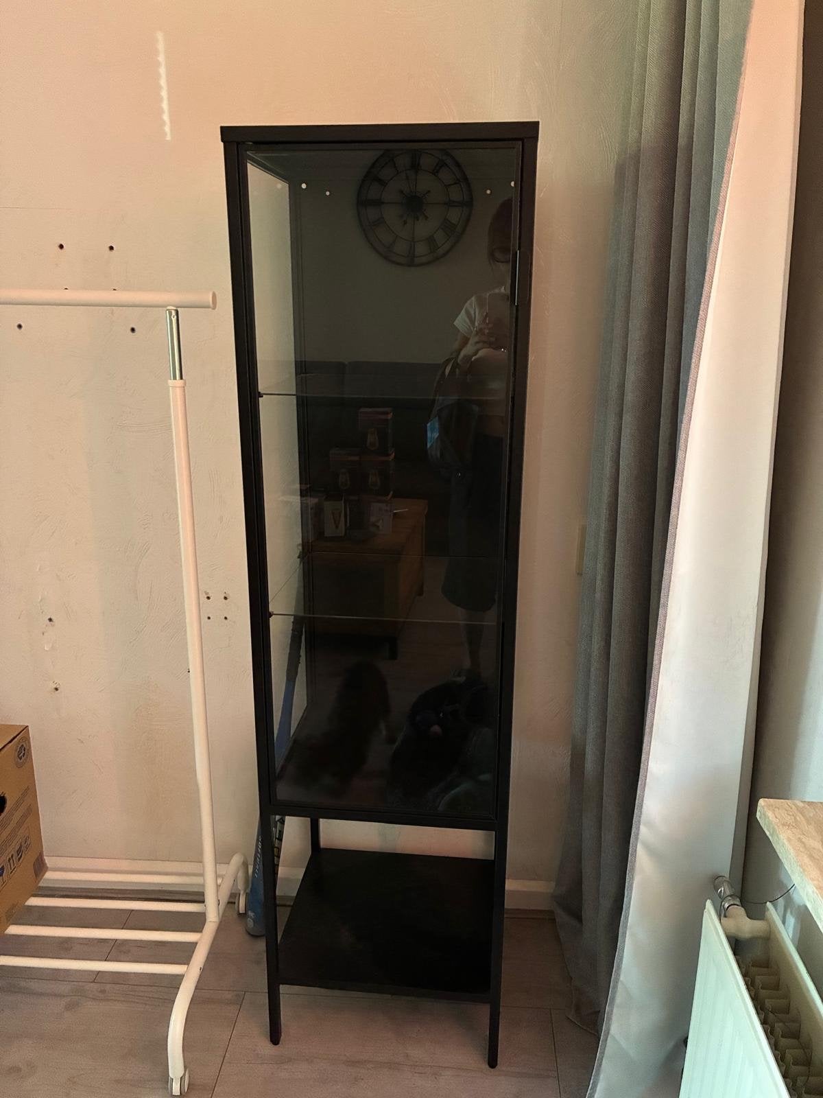 IKEA RUDSTA -Zwarte vitrinekast met glazen deuren en planken, Ophalen, Minder dan 50 cm, Zo goed als nieuw, Metaal