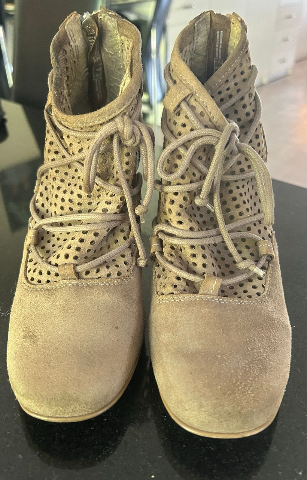 Beige Clarks geperforeerde enkellaarsjes met veters, Ophalen of Verzenden, Gedragen, Bruin, Lage of Enkellaarzen