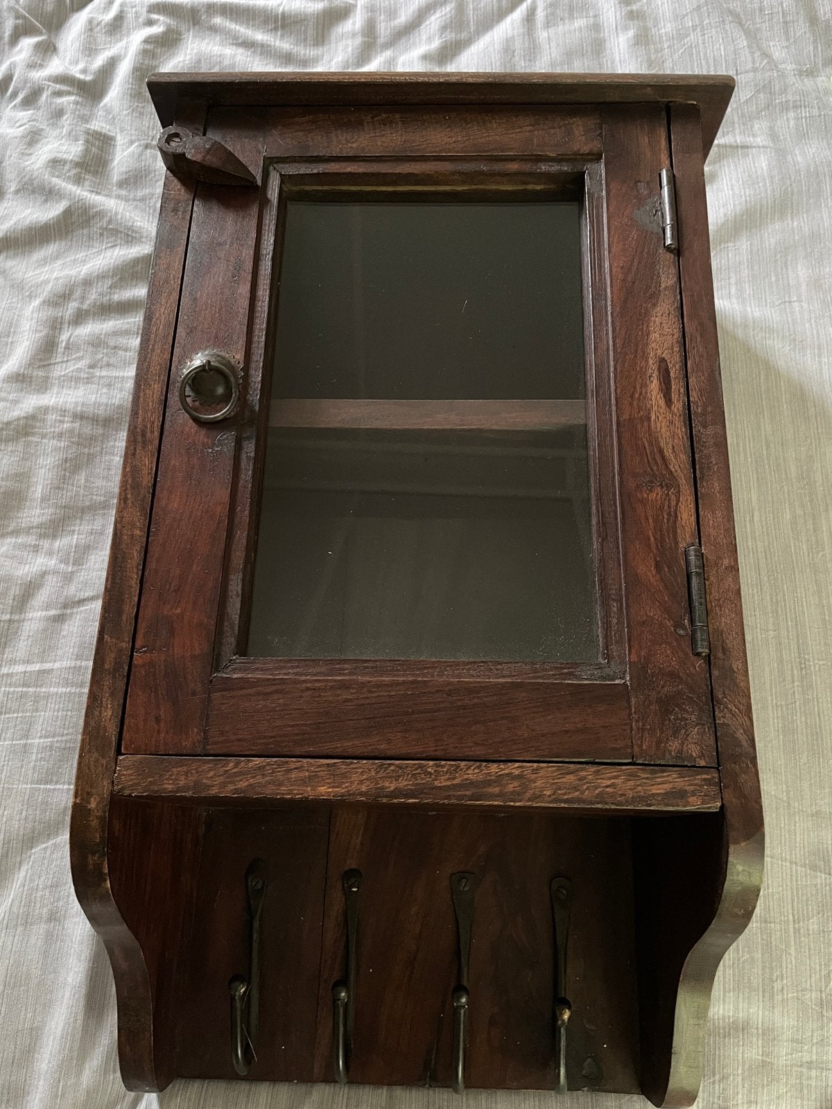 Vintage houten wandkastje met glazen deur en haken, Ophalen of Verzenden
