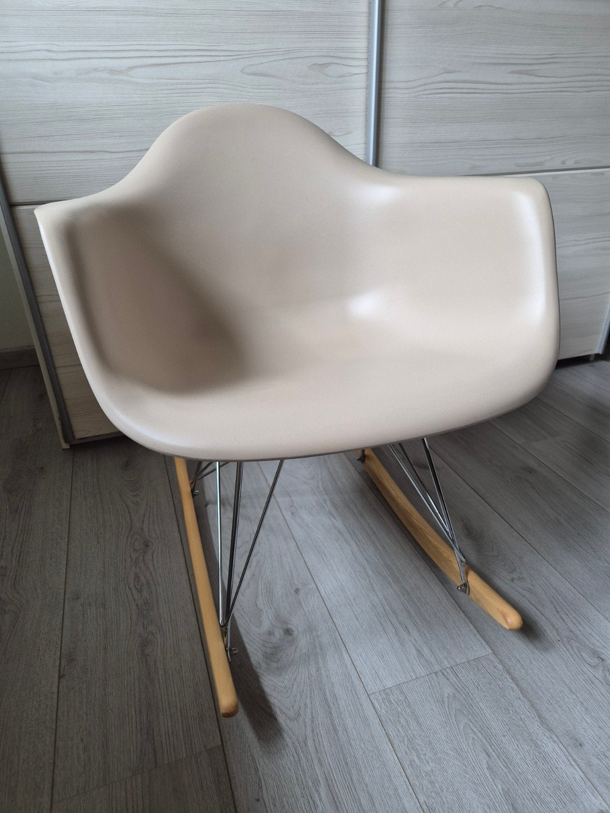 Schommelstoel Eames stijl beige met houten onderstel, Ophalen, Overige kleuren, Hout, Zo goed als nieuw