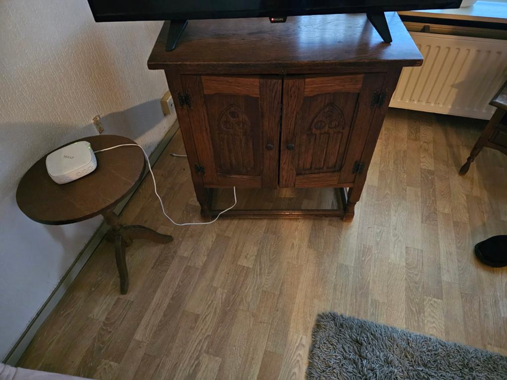 Kleine dressoir met sierlijk houtsnijwerk, Ophalen of Verzenden