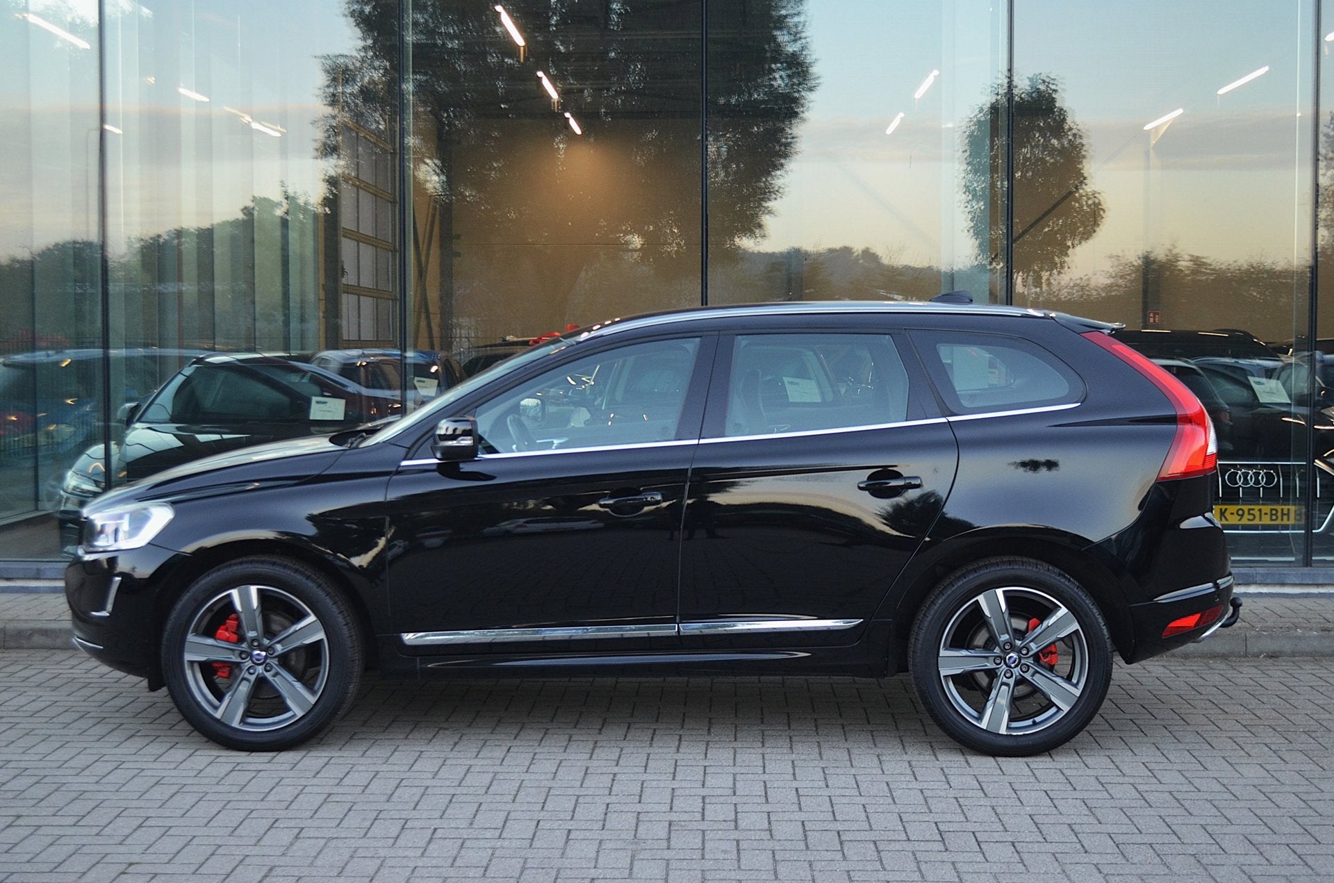 Volvo XC60 2.0 T5 Summum 4WD AUTOMAAT | Cruise | Camera, 1969 cc, Zwart, Bedrijf, XC60