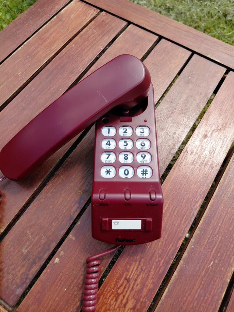Bordeauxrode wand/tafeltelefoon Profoon jaren '80, Telecommunicatie, Vaste telefoons | Niet Draadloos, Ophalen of Verzenden, Gebruikt