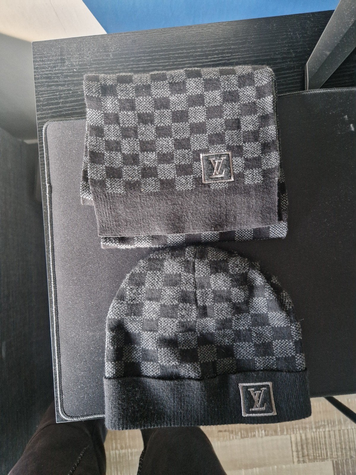 Louis Vuitton muts en sjaal set - Damier patroon, Kleding | Heren, Overige maten, Ophalen of Verzenden, Zo goed als nieuw, Louis Vuitton