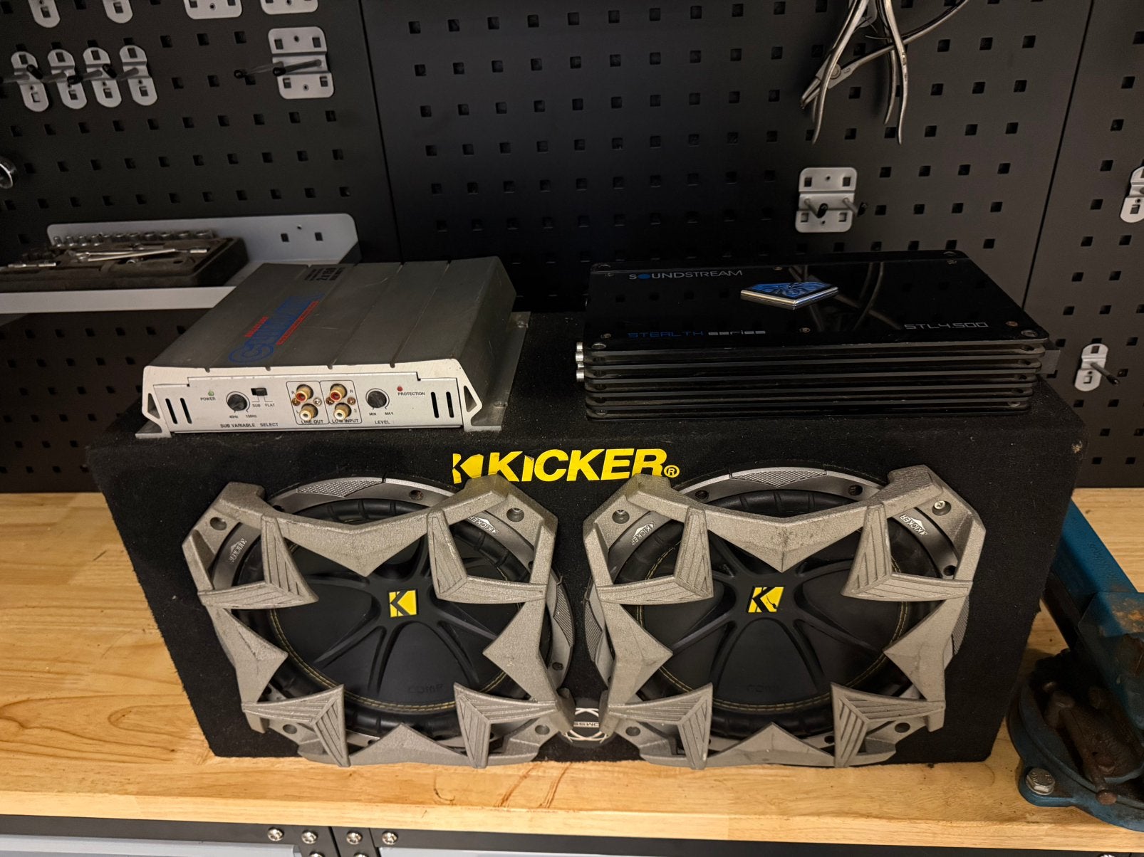 Dubbele 10 inch kicker subwoofer met 2 versterkers, Ophalen, Zo goed als nieuw