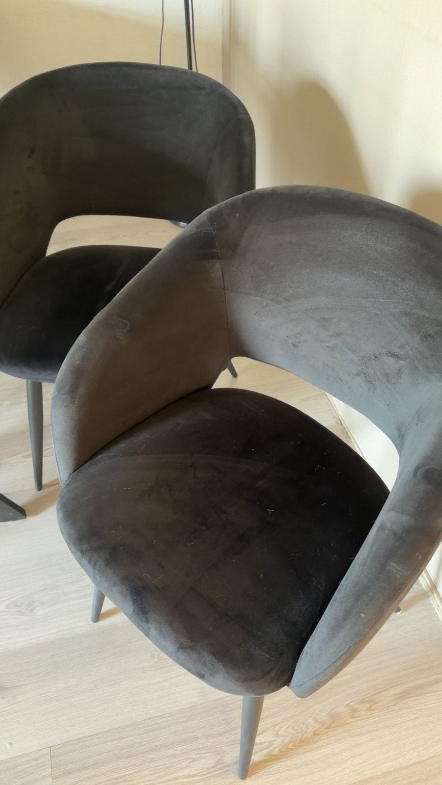 4 zwarte fluwelen eetkamerstoelen zgan, Ophalen, Zo goed als nieuw, 75 tot 100 cm