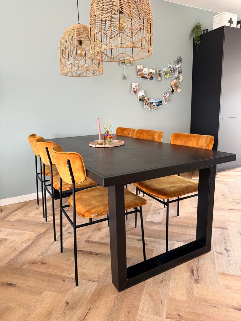 Zwarte eettafel met metalen poot en houten blad visgraat, Ophalen, 100 tot 150 cm, Zo goed als nieuw, Vijf personen of meer