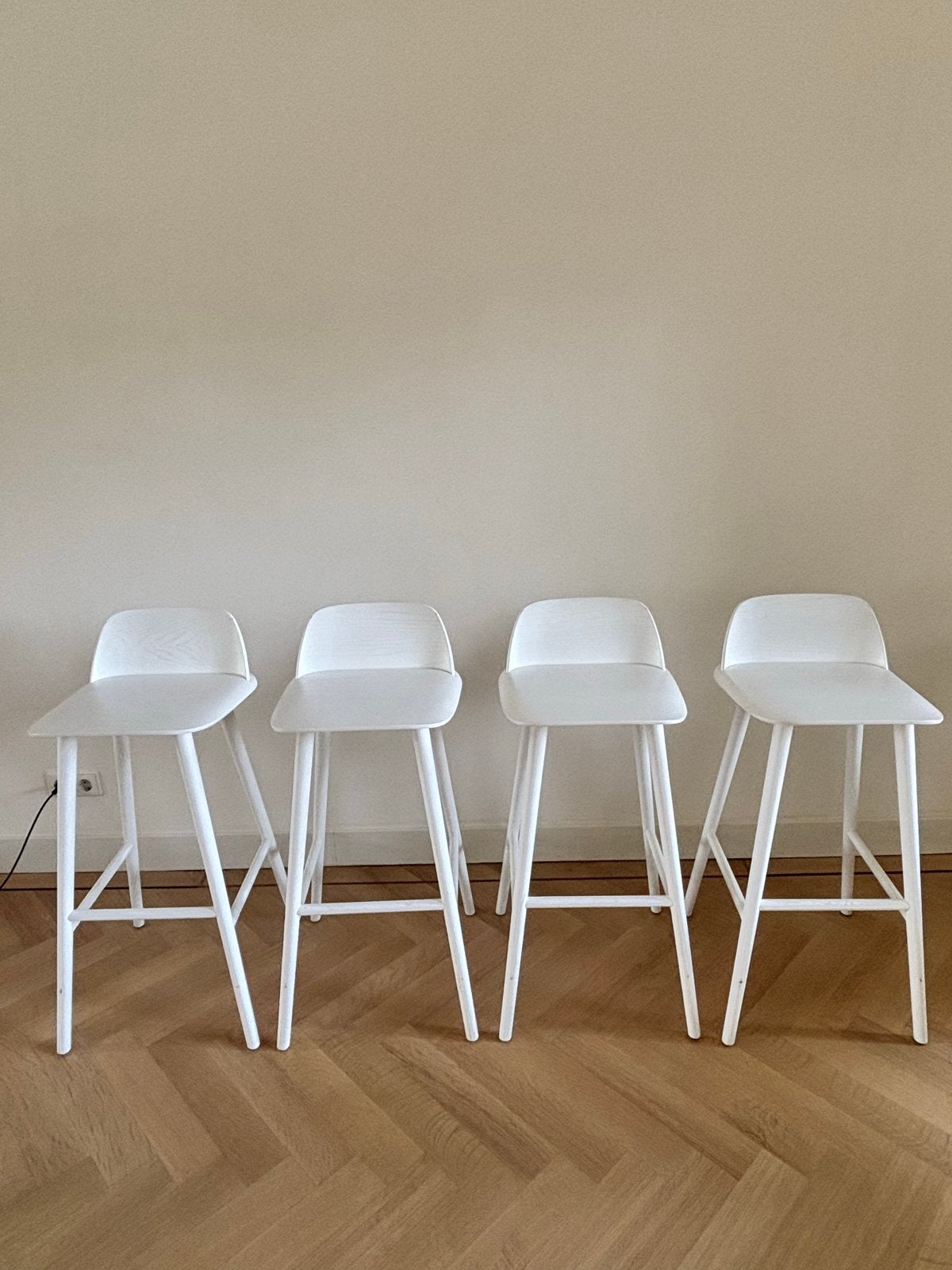 4 witte Muuto Nerd barkrukken