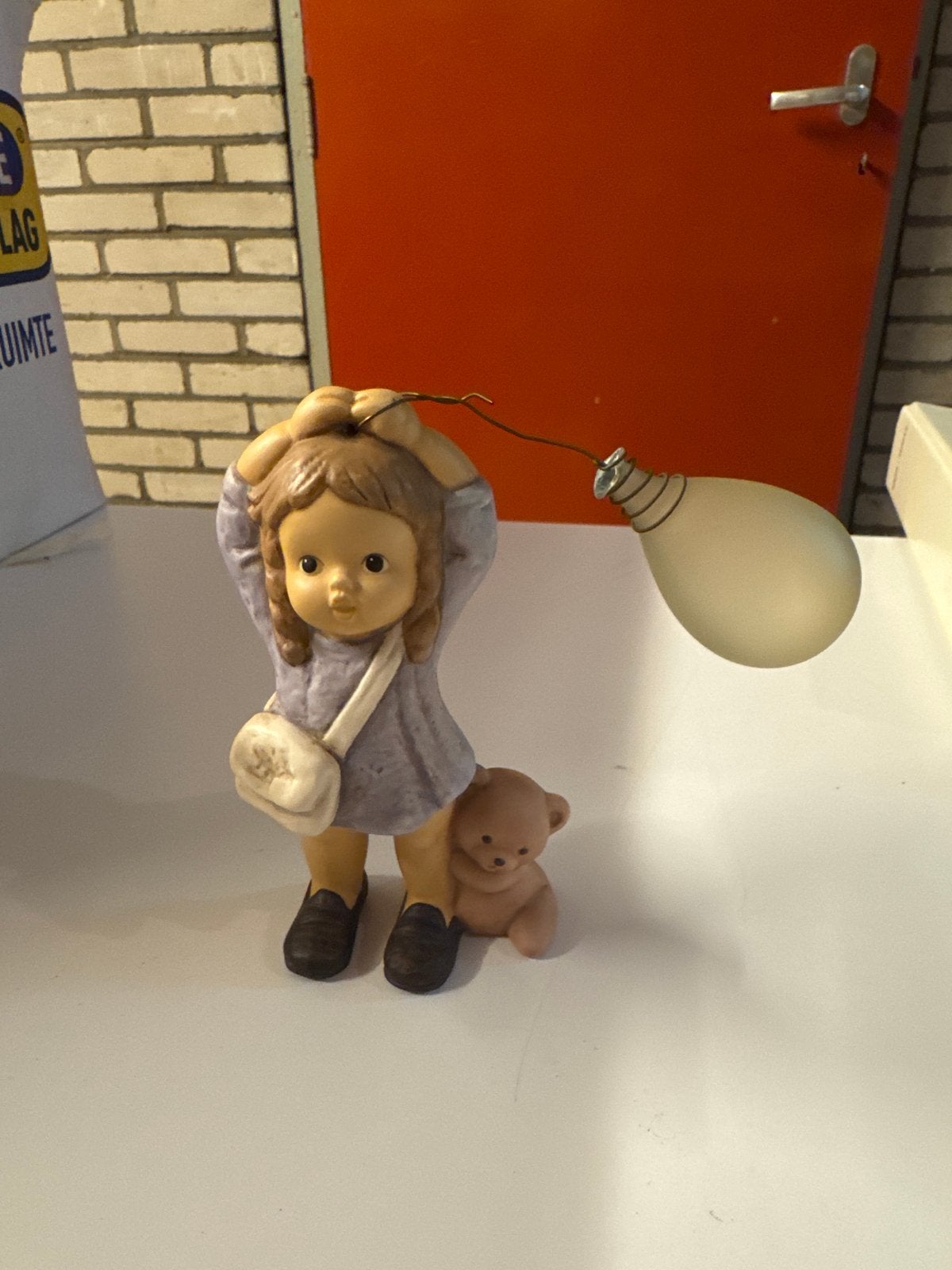 Goebel Nina & Marco beeldje - Meisje met ballon en beer, Verzamelen, Ophalen of Verzenden, Zo goed als nieuw, Mens