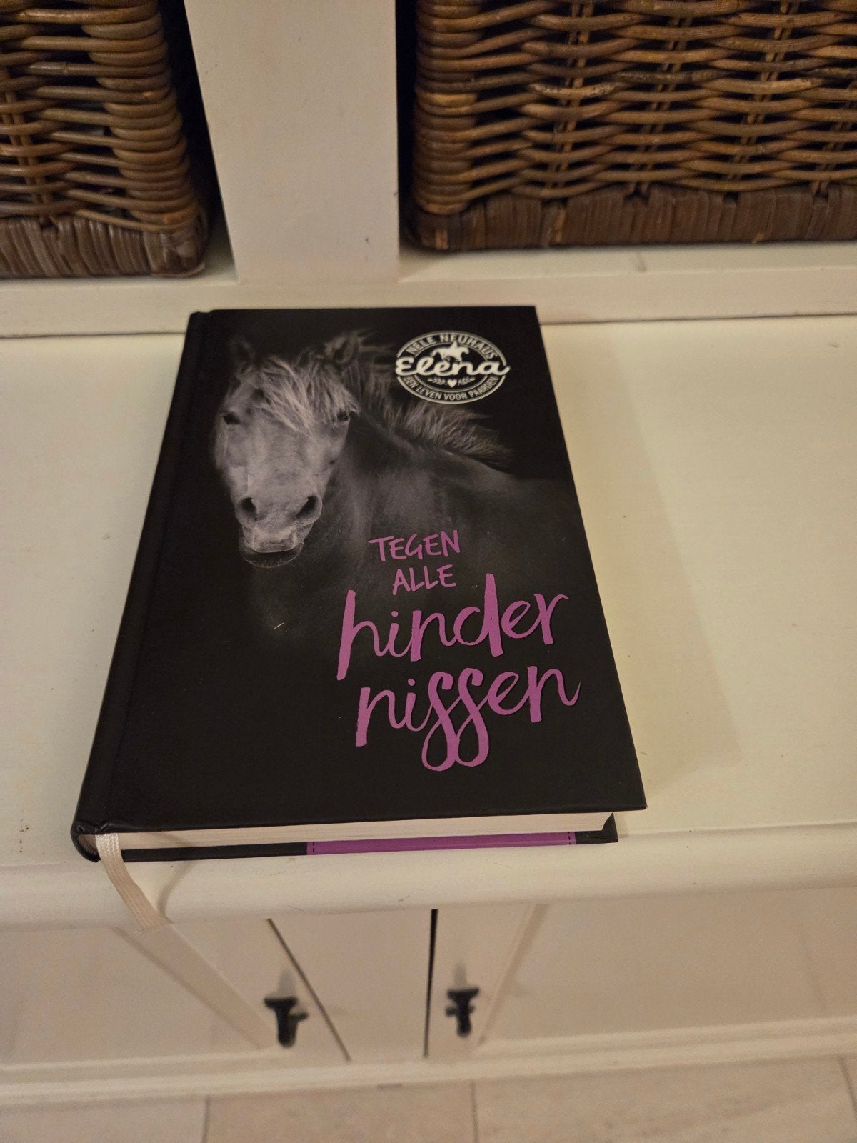 Nele Neuhaus - Elena, een leven voor paarden, Ophalen of Verzenden, Gelezen