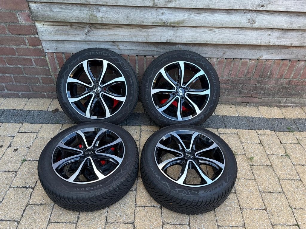 Set Originele 15 inch Kia Velgen + Winterbanden | TPMS, Auto-onderdelen, Ophalen, Gebruikt, 15 inch, Banden en Velgen