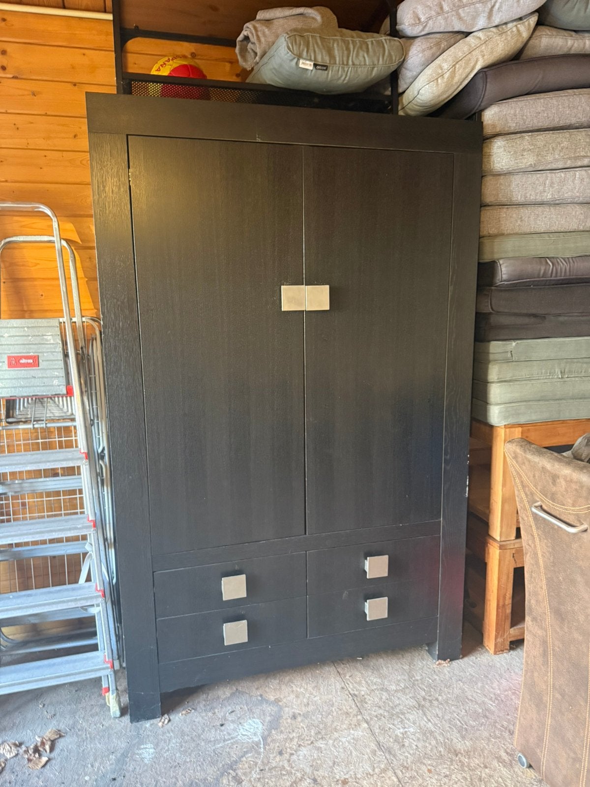 Grote massief houten buffet of kleding kast, gratis ophalen, Huis en Inrichting, Ophalen, 100 tot 150 cm, Met lade(s), Zo goed als nieuw