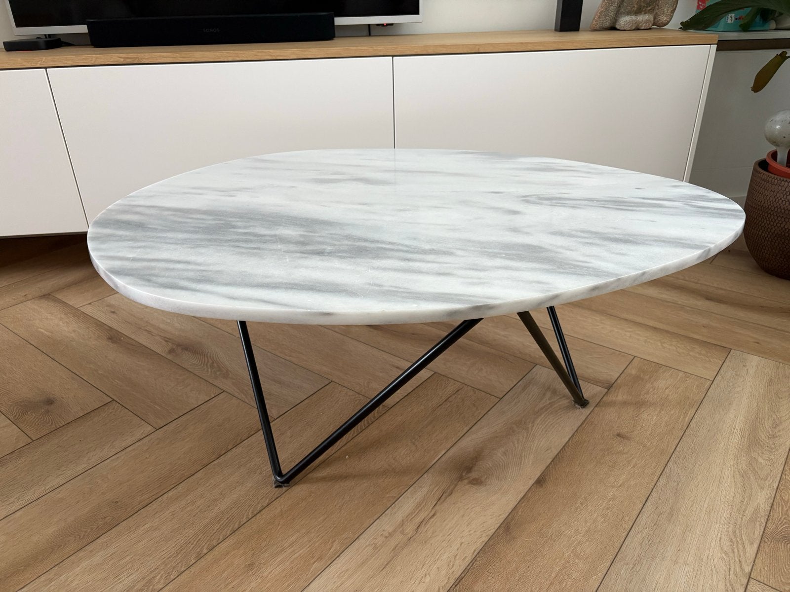 Moderne salontafel met marmeren blad en metalen onderstel, Ophalen, 100 tot 150 cm, 50 tot 100 cm, Zo goed als nieuw