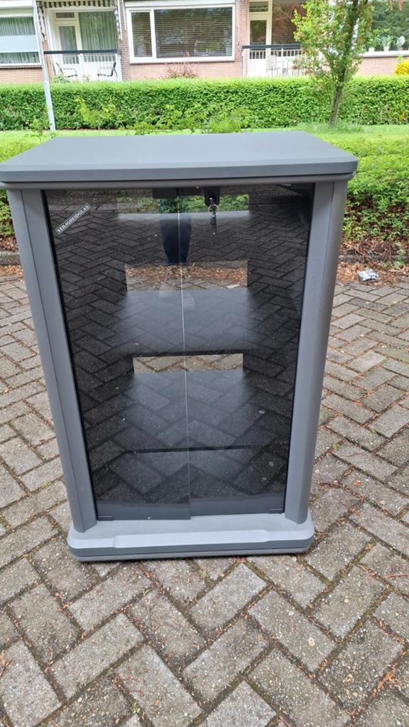 Stereomeubel met zwartglazen deuren op wielen, Ophalen, Gebruikt, 100 tot 150 cm, 50 tot 100 cm