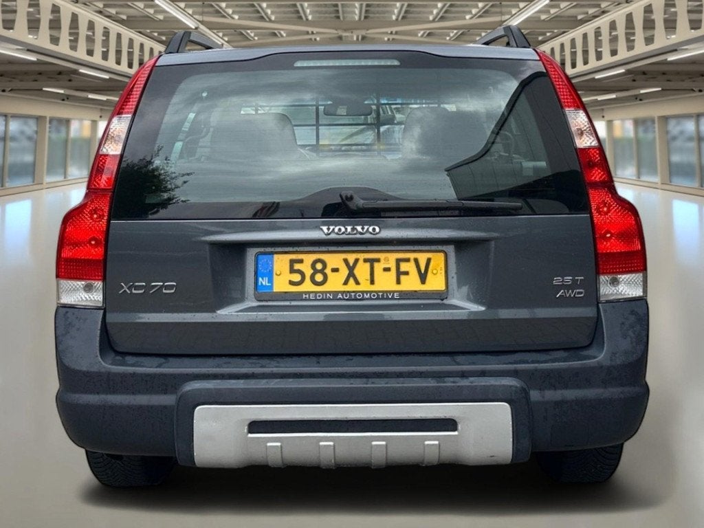 Volvo XC70 2.5 T Momentum dealer onderhouden, leder interieu, Automaat, Stoelverwarming, Zwart, XC70