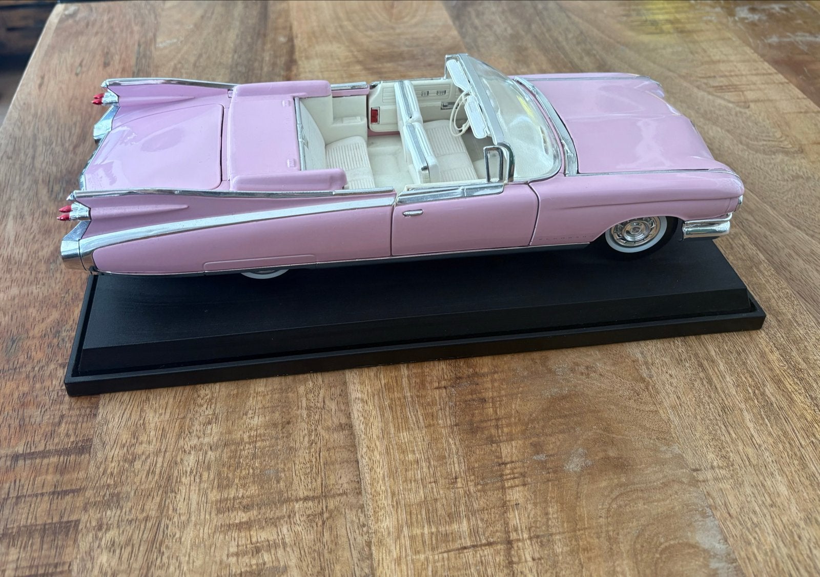 Maisto Cadillac Eldorado Biarritz 1959 - Roze Schaalmodel, Hobby en Vrije tijd, Modelauto's | 1:18, Ophalen of Verzenden, Gebruikt