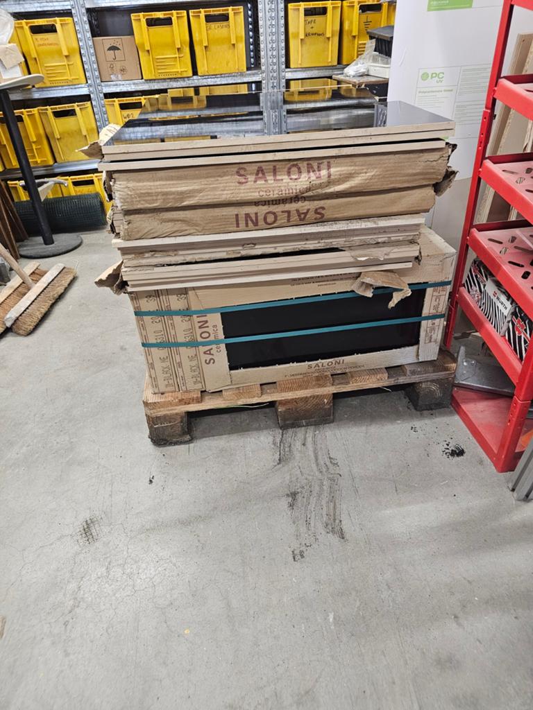 Zwarte glans keramische tegels Saloni Ceramica 29.5x59 cm, Ophalen, 40 tot 60 cm, Gebruikt, Keramiek