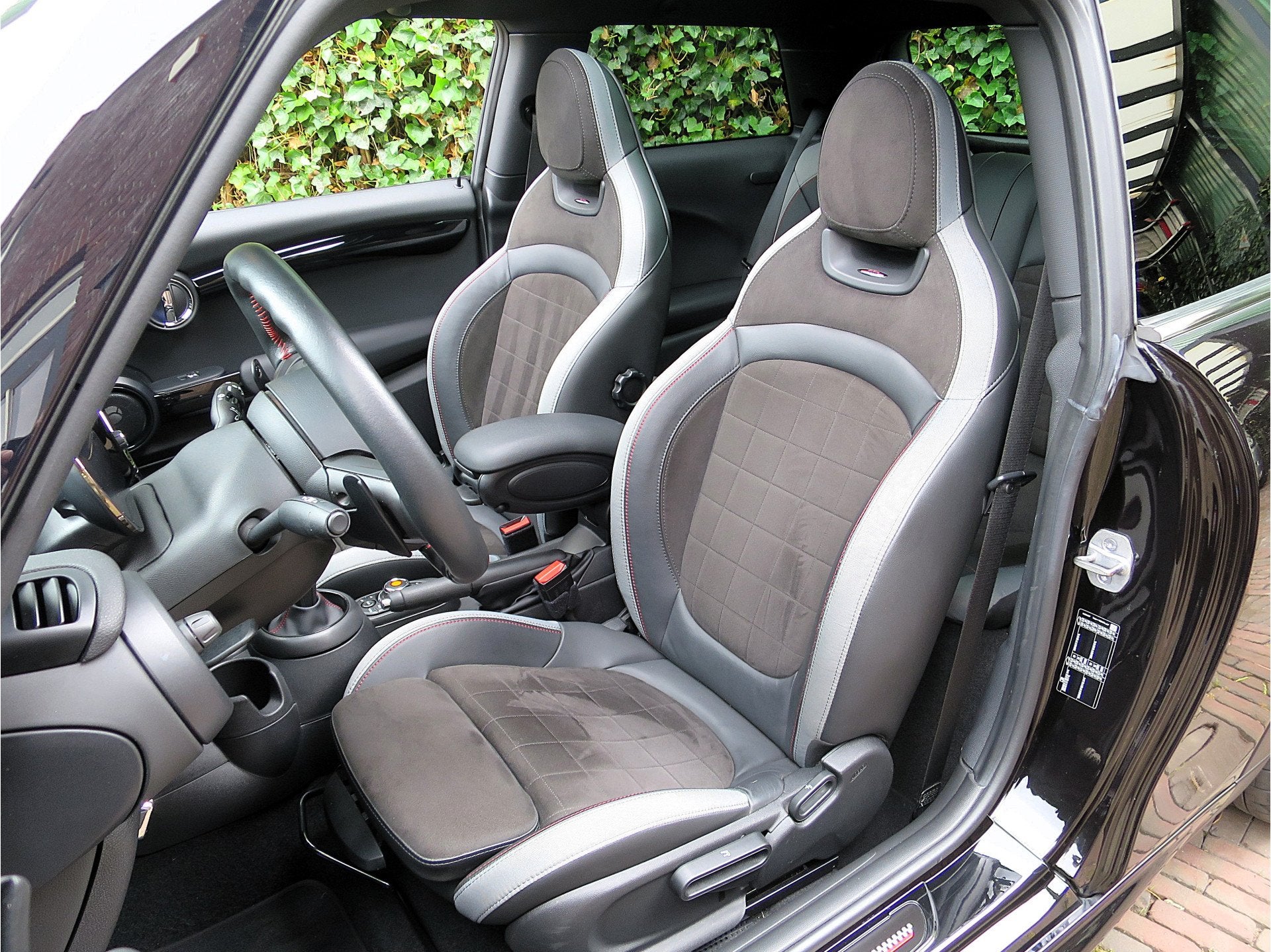MINI John Cooper Works 2.0 Chili F56 LCI aut NL-auto, Pano,, 232 pk, 4 cilinders, 4 stoelen, Leder en Stof