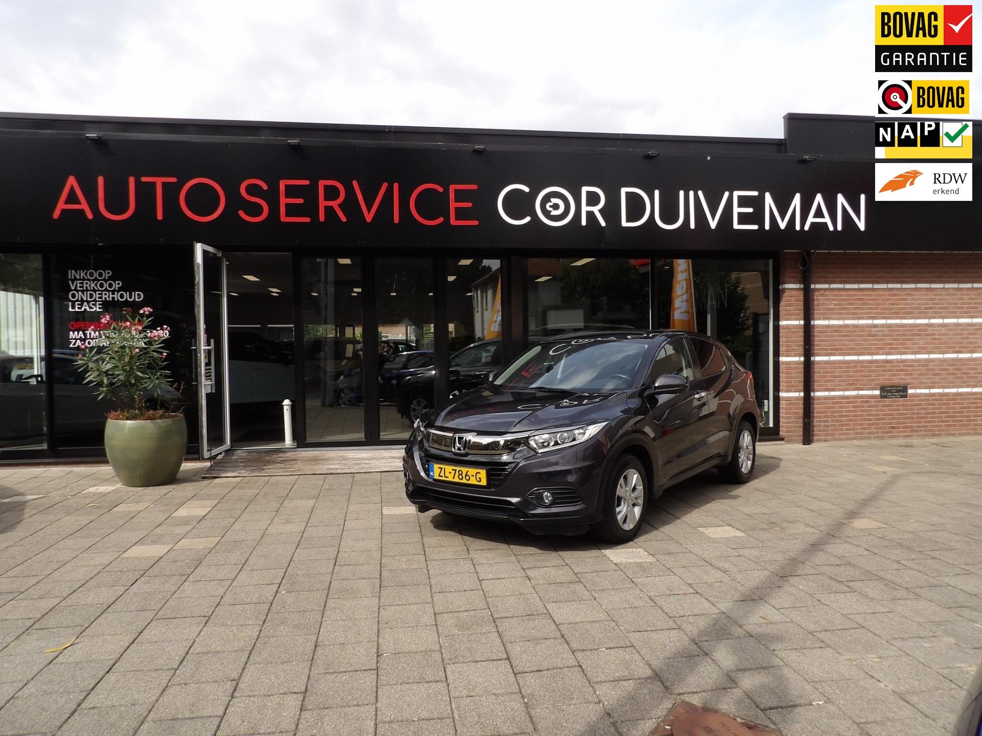 Honda HR-V 1.5 i-VTEC Elegance EERSTE EIGENAAR ONDRHOUD HIST, 12 maanden, Stof, Zwart, Origineel Nederlands