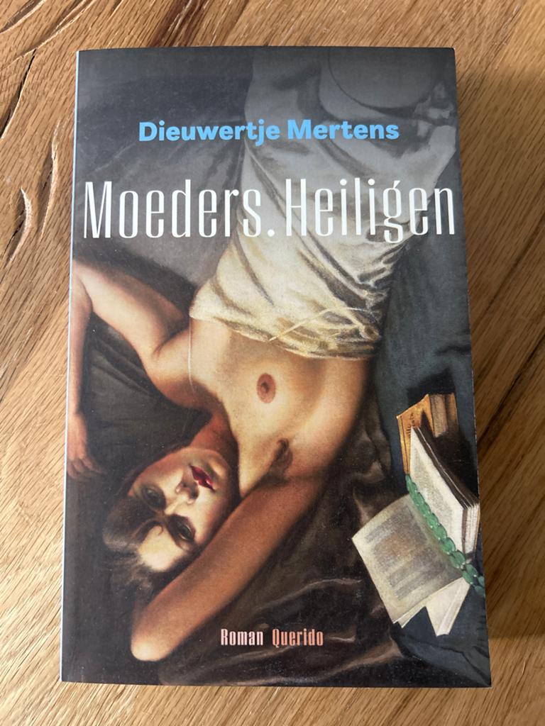Moeders Heiligen - Dieuwertje Mertens (Roman Querido), Ophalen of Verzenden, Zo goed als nieuw, Nederland