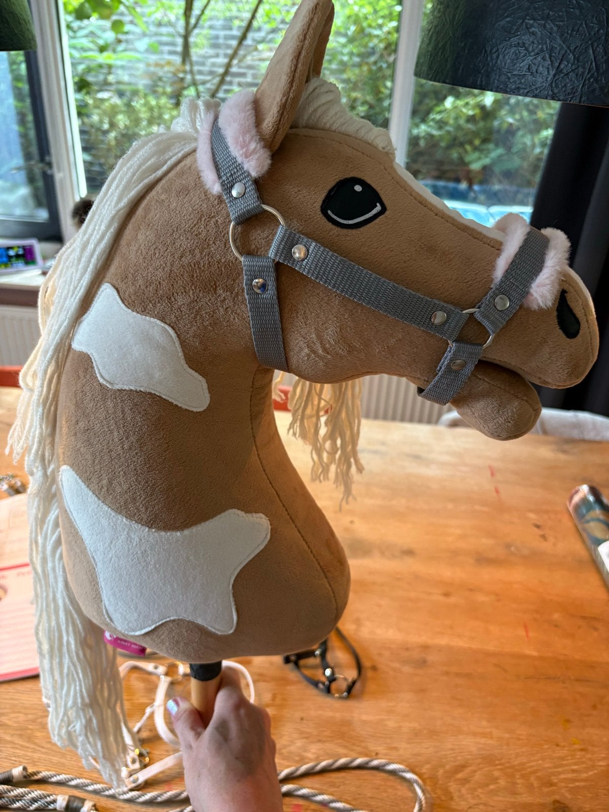Hobbyhorse stokpaard bruin met wit en accessoires, Ophalen of Verzenden, Zo goed als nieuw, Jongen of Meisje