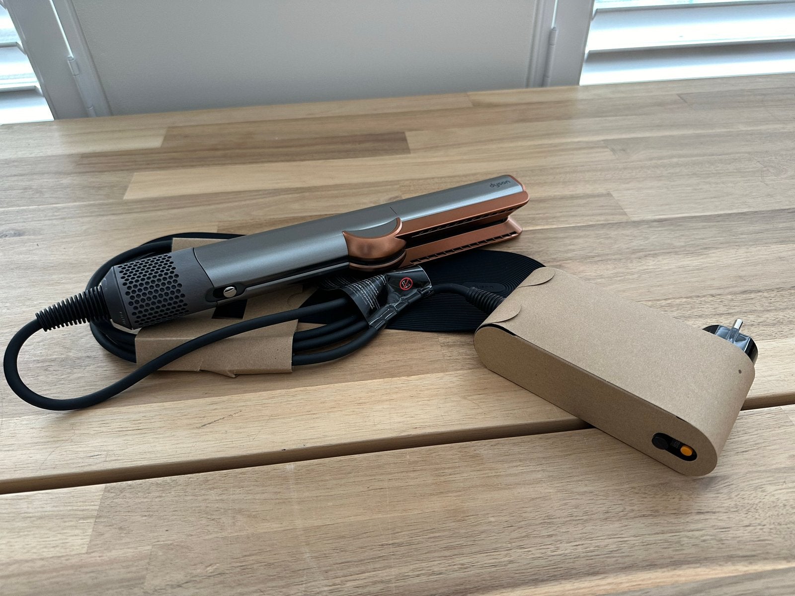 Gloednieuwe Dyson Airstrait Grijs/Koper, Onbekend, Nieuw, Haarverzorging, Ophalen of Verzenden