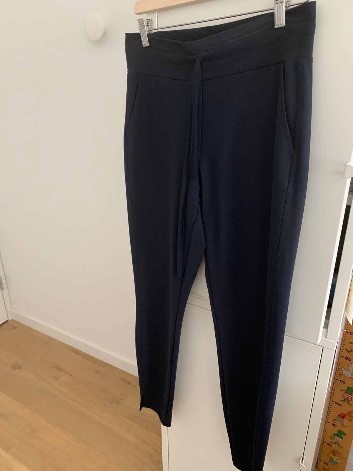 STUDIO ANNELOES downstairs bonded trousers donkerblauw M, Kleding | Dames, Broeken en Pantalons, Ophalen of Verzenden, Zo goed als nieuw