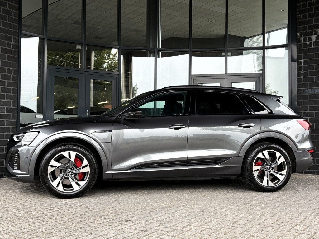 Audi Q8 E-TRON 50 QUATTRO S 95 KWH - S-LINE - PANO - TREKH., Auto's, Automaat, 131 €/maand, Overige modellen, 95 kWh