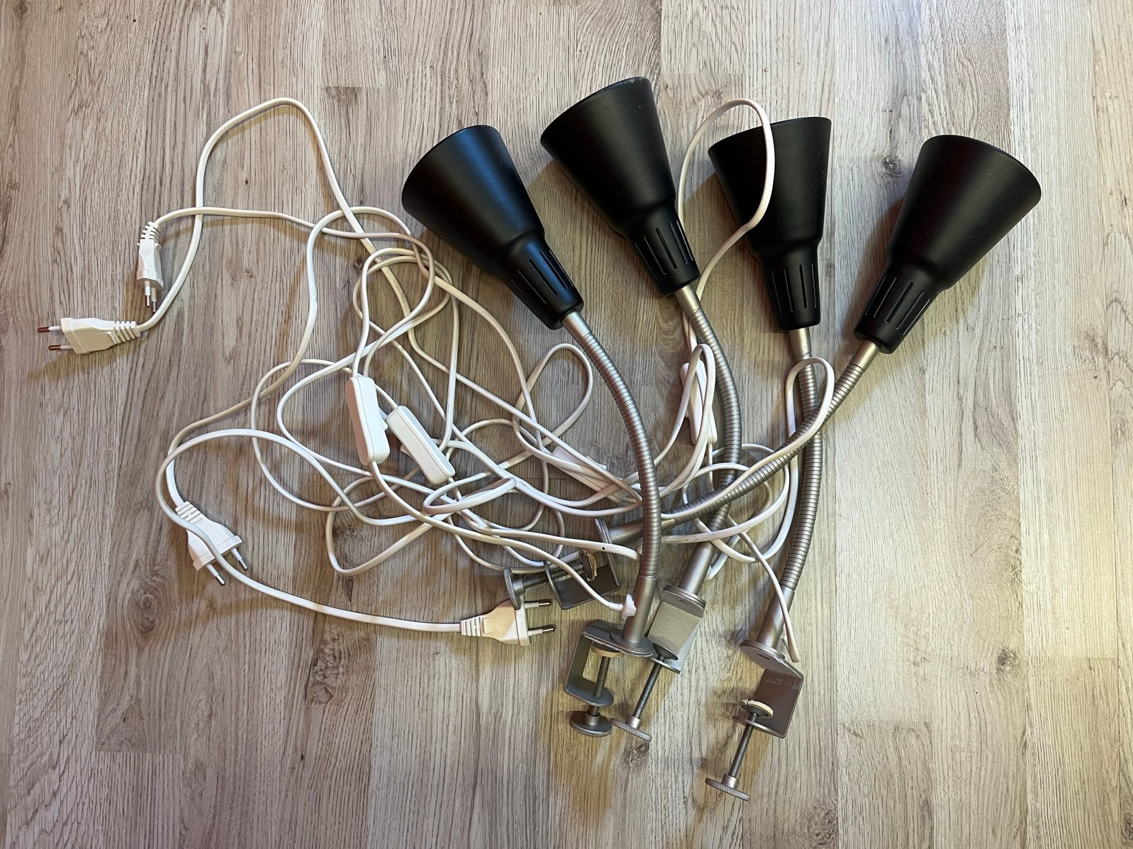4x IKEA Kvart V1021 Klemlampen met E14 LED lampen, Gebruikt, Zwart, E14 (klein), IKEA