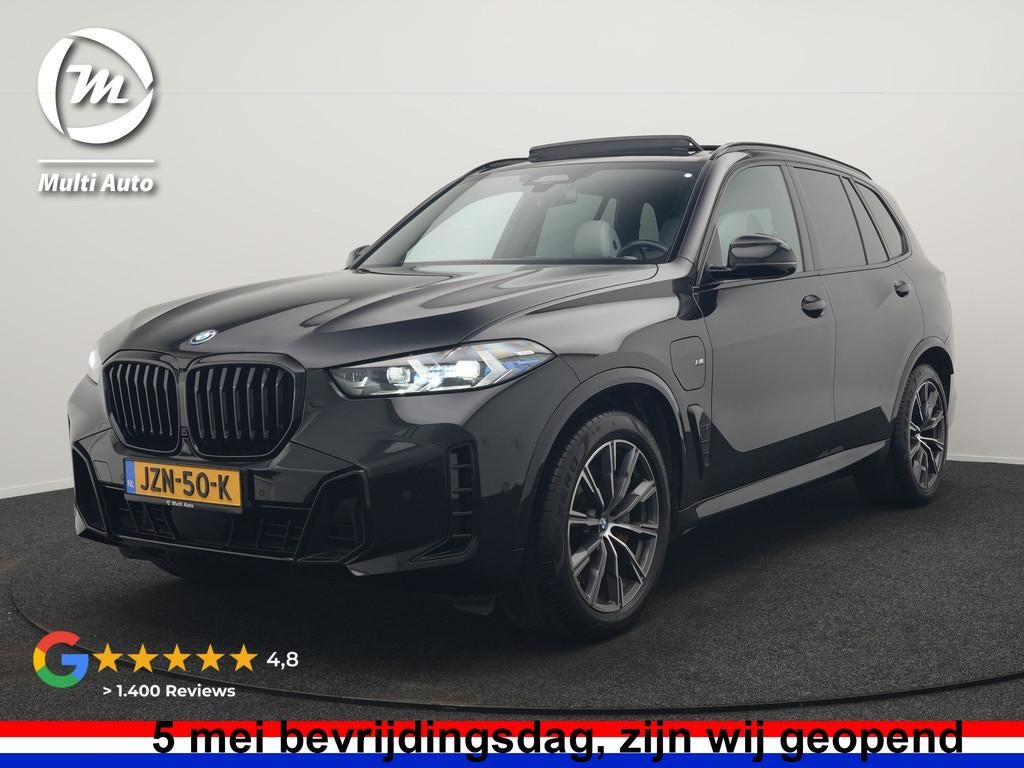 BMW X5 xDrive50e M Sport PHEV 490pk Dealer O.H. | Panodak |, Auto's, Gebruikt, 2395 kg, Zwart, Bedrijf