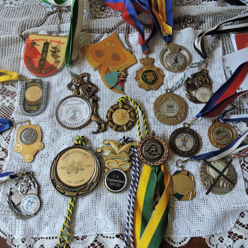 Medailles carnaval divers 19 stuks, Ophalen of Verzenden, Overige materialen