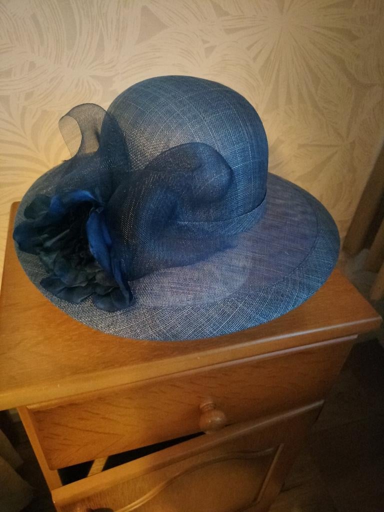 Donkerblauwe hoed met decoratie, Ophalen, Gedragen, Hoed