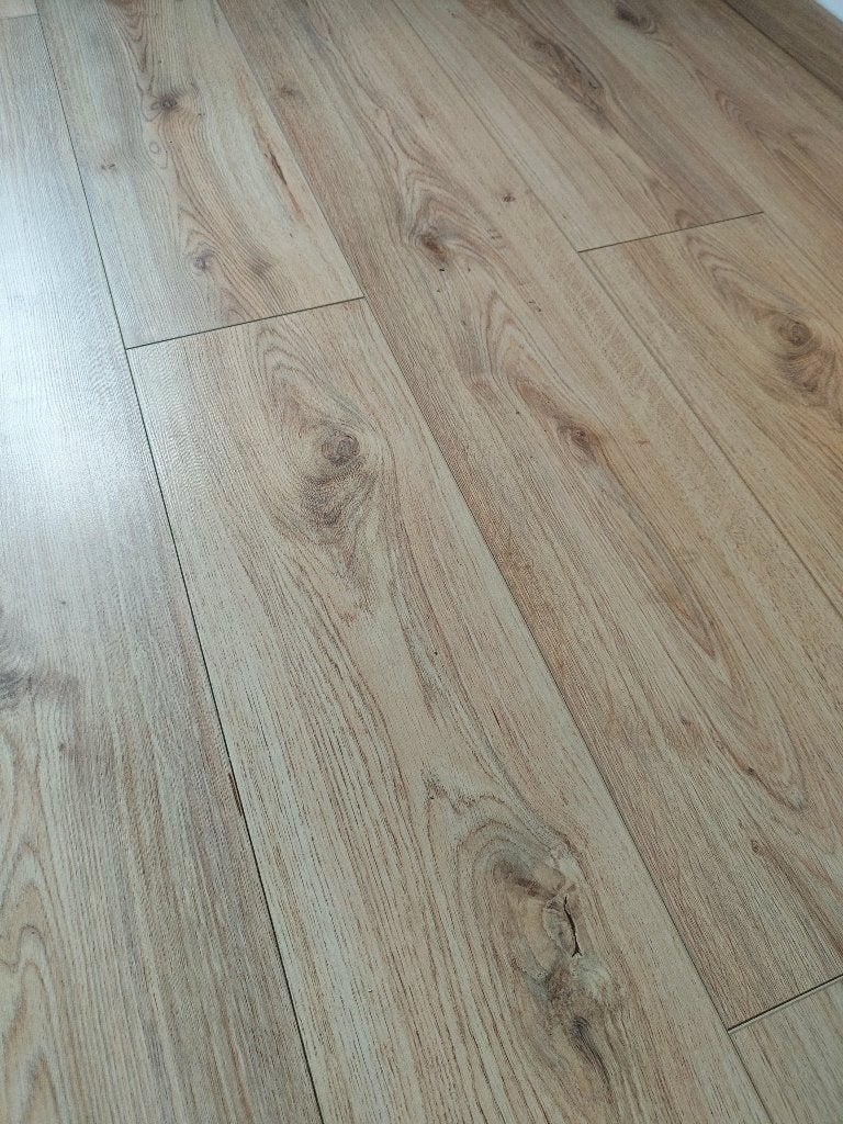 SKANDOR Laminaat 8.0 Surprise eiken 22m2 en plakplinten, Doe-het-zelf en Verbouw, Ophalen, Minder dan 25 mm, Eiken, Zo goed als nieuw