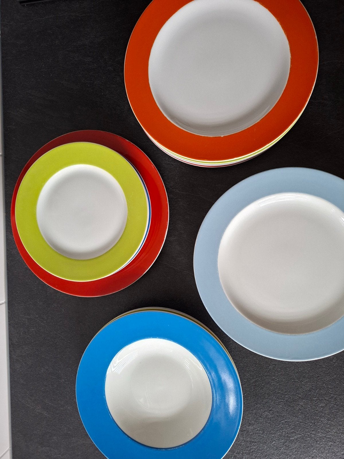 Schaaltjes en borden met gekleurde rand in 3 maten, Huis en Inrichting, Keuken | Servies, Ophalen, Overige merken, Bord(en), Overige stijlen
