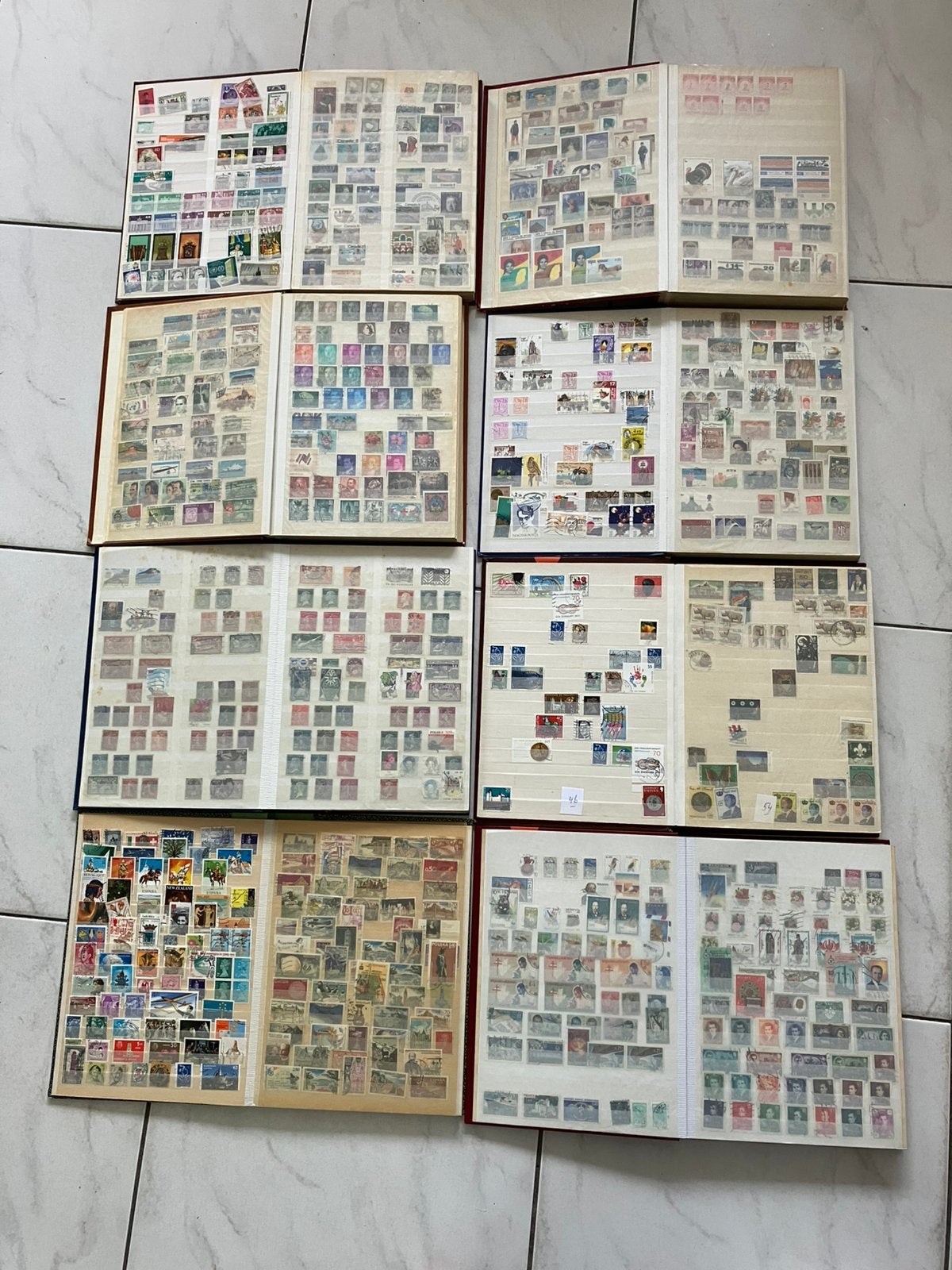 8 volle boeken met postzegels wereldwijd, veel modern, Ophalen of Verzenden, Buitenland