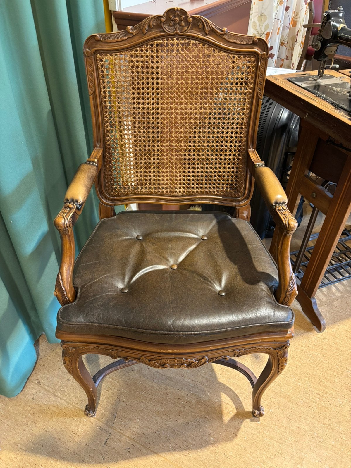 Antieke houten stoel met lederen kussen, Ophalen