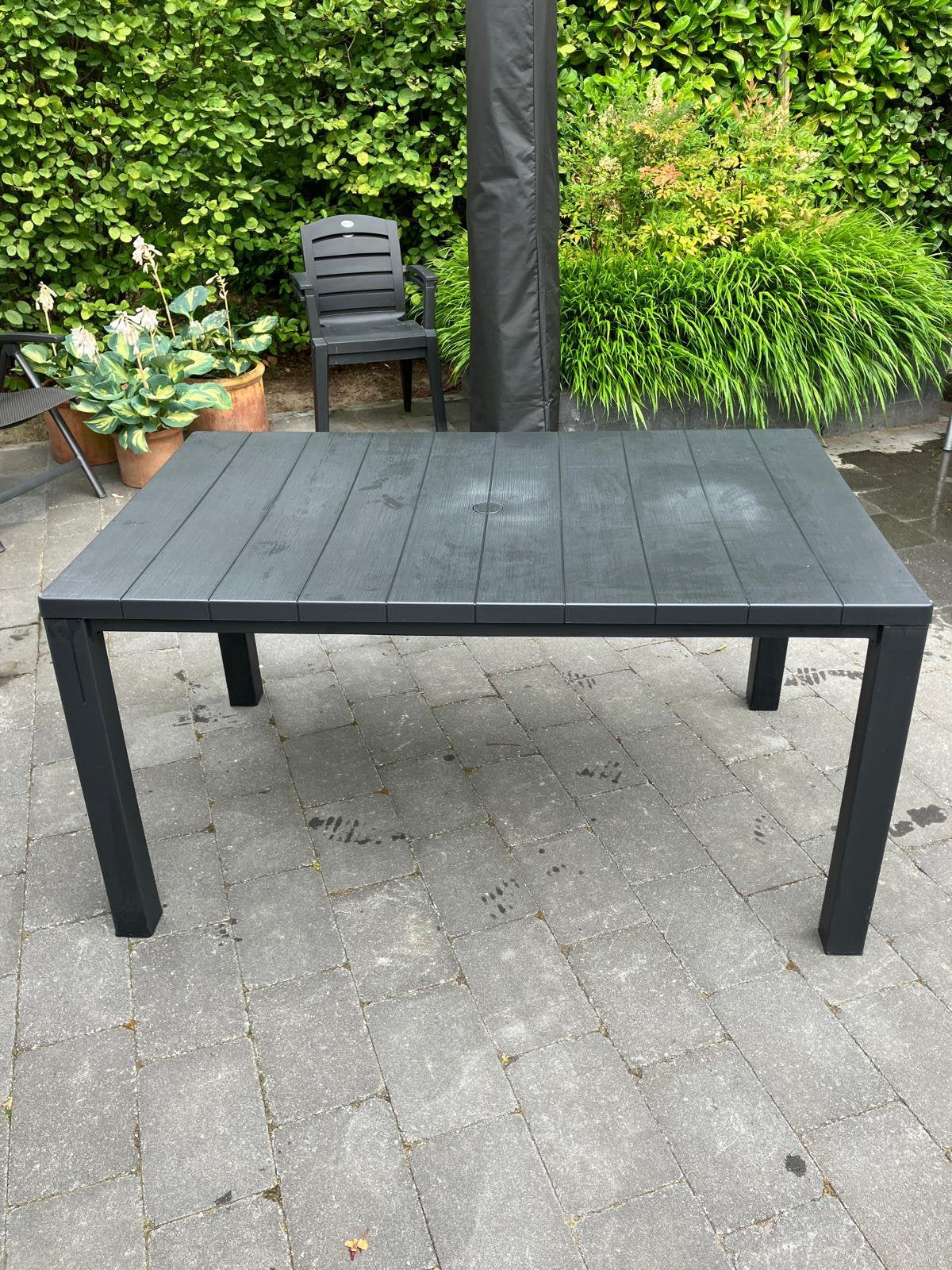 Te koop kunststof tuintafel en twee stoelen, Tuin en Terras, Tuintafels, Ophalen, Gebruikt, Rechthoekig, Kunststof