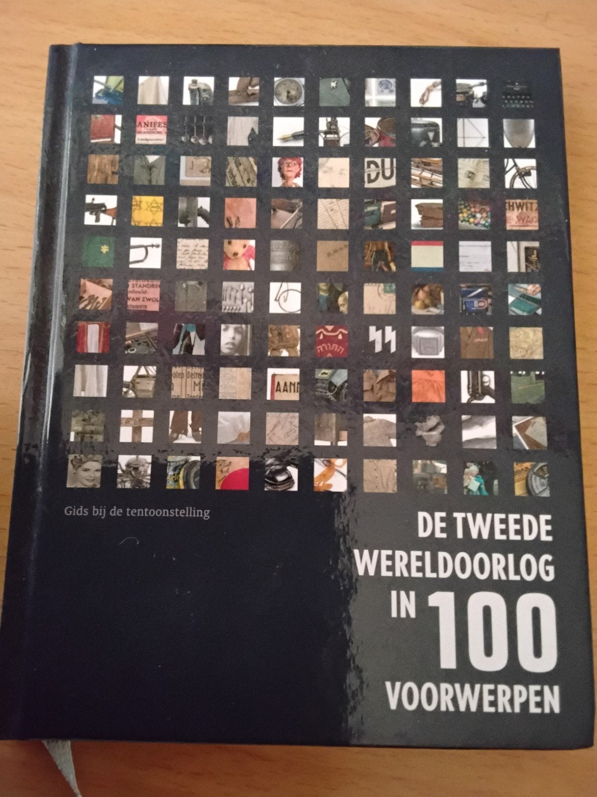 De Tweede Wereldoorlog  voorwerpen - Tentoonstellingsgids, Tweede Wereldoorlog, Ad van Liempt, Ophalen of Verzenden, Zo goed als nieuw