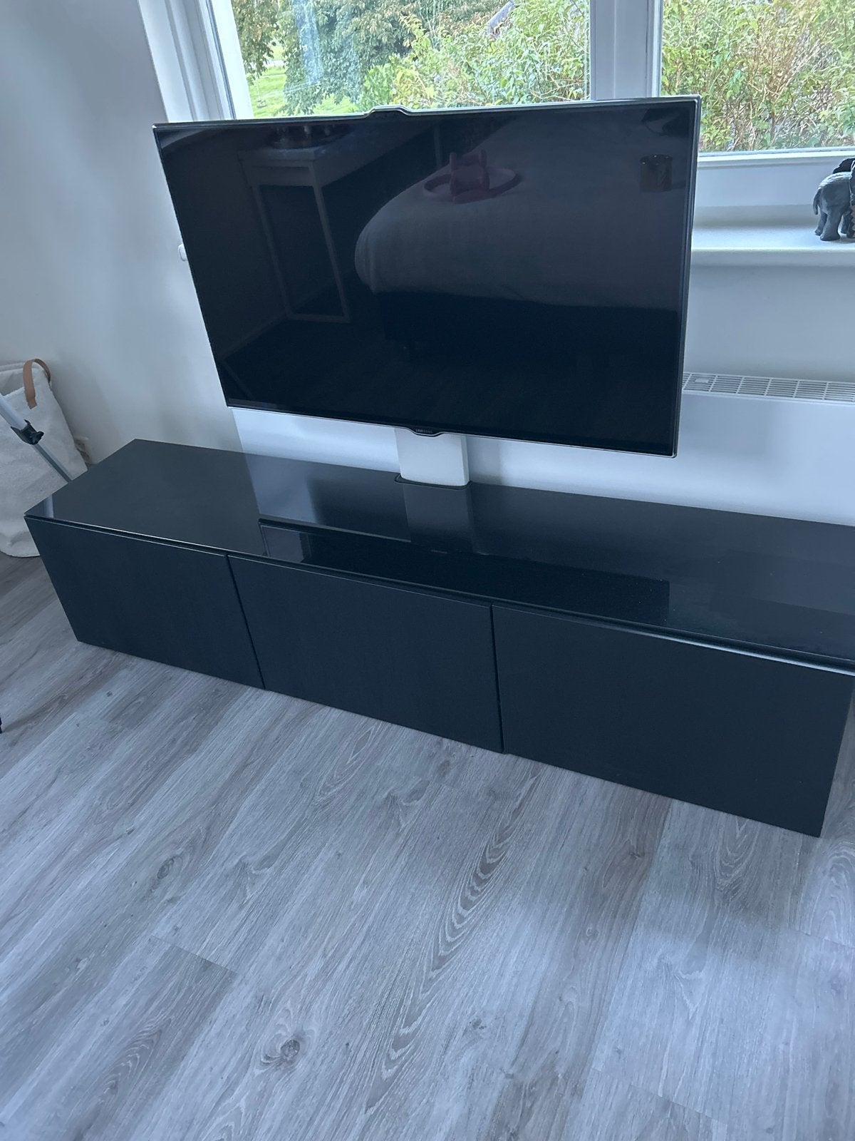 Zwart TV-meubel met glazen blad en TV-bevestiging, Huis en Inrichting, Ophalen, Gebruikt, 150 tot 200 cm, 25 tot 50 cm