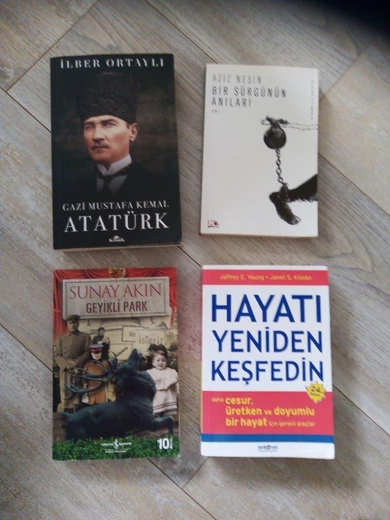 Turkse boeken ( o.a Atatürk ), Ophalen of Verzenden, Zo goed als nieuw