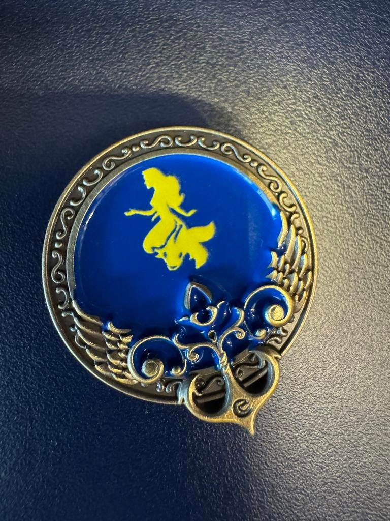 Efteling Saga Wonderhotel Pin Magneet Kleine Zeemeermin, Verzamelen, Efteling, Ophalen, Zo goed als nieuw, Button of Speldje
