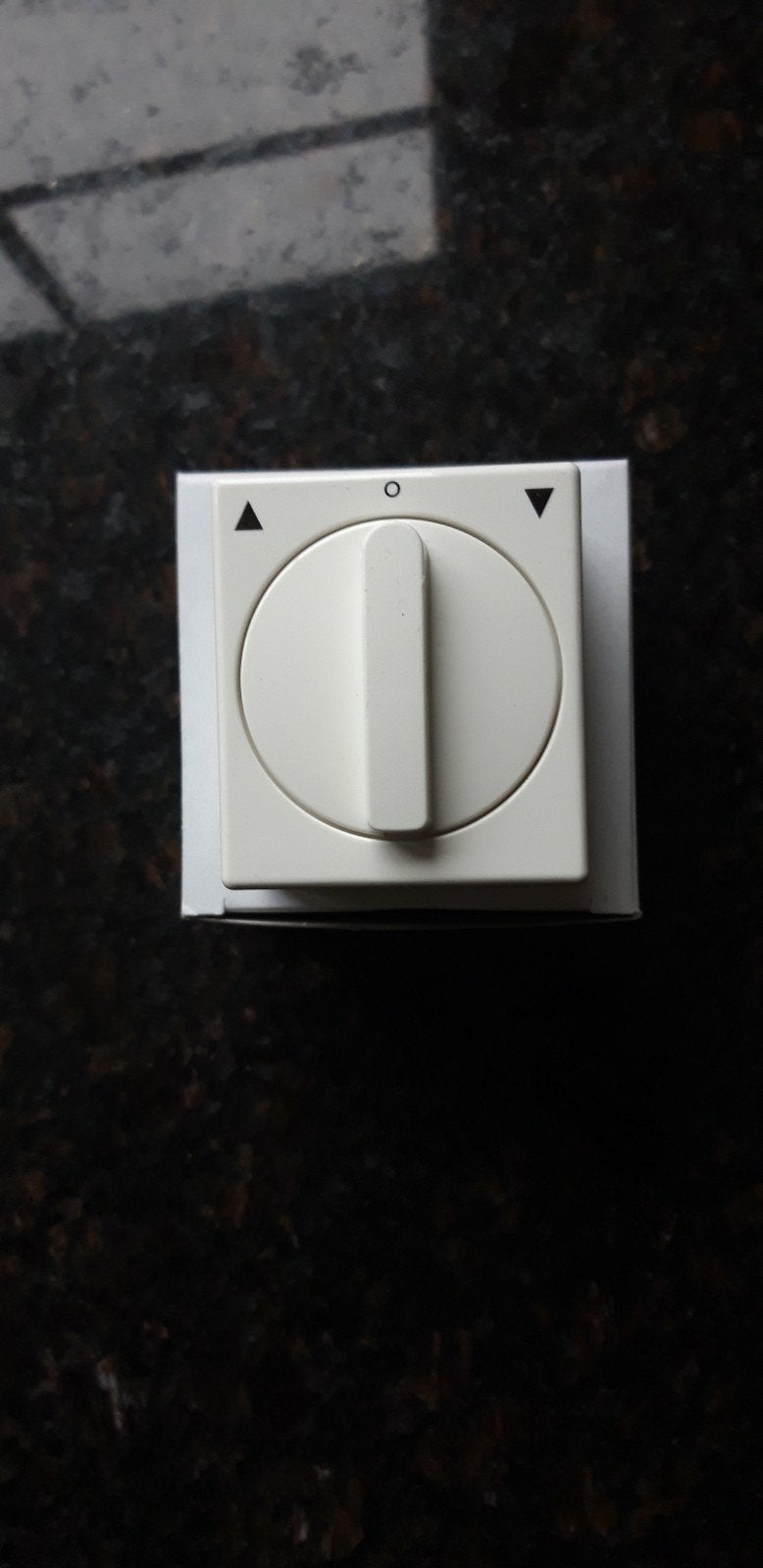 Breed rolluik elektrisch bediend 2535mm x 1630mm, Doe-het-zelf en Verbouw, Rolluiken, Ophalen, Crème of Beige, Zo goed als nieuw