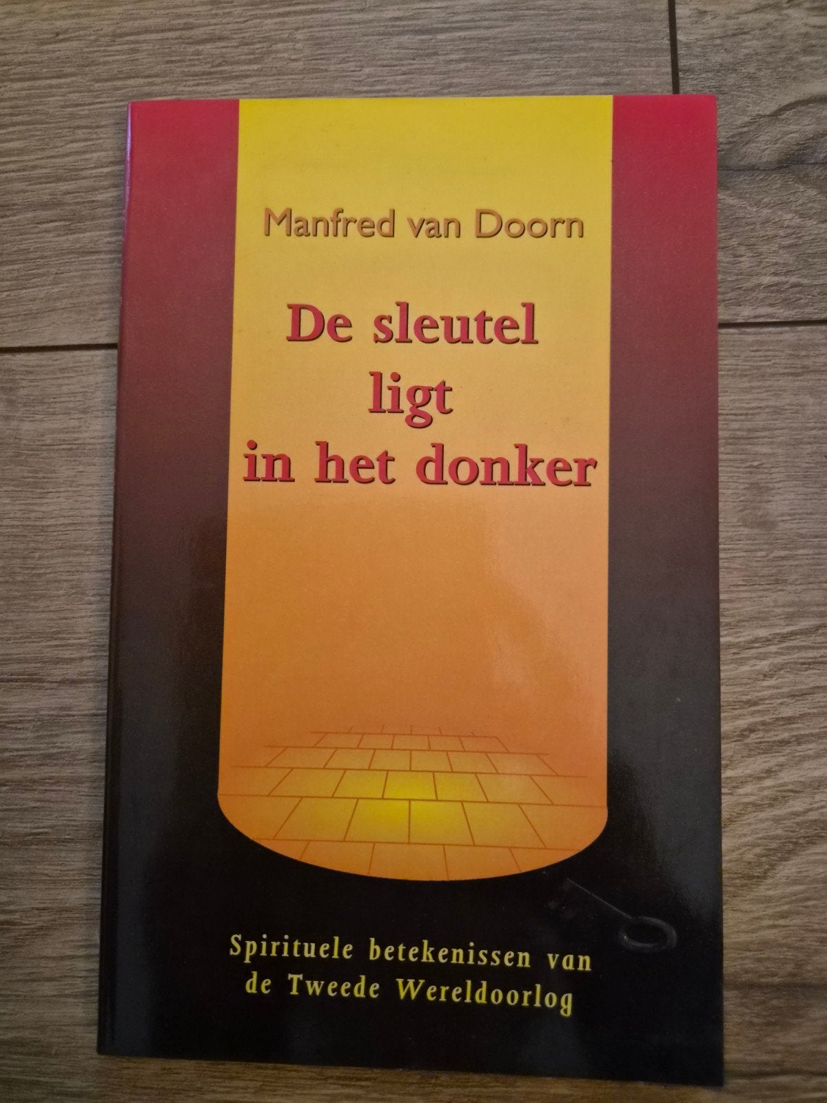 De sleutel ligt in het donker - Spirituele betekenissen WOII, Ophalen of Verzenden, Zo goed als nieuw, Overige onderwerpen, Manfred van Doorn