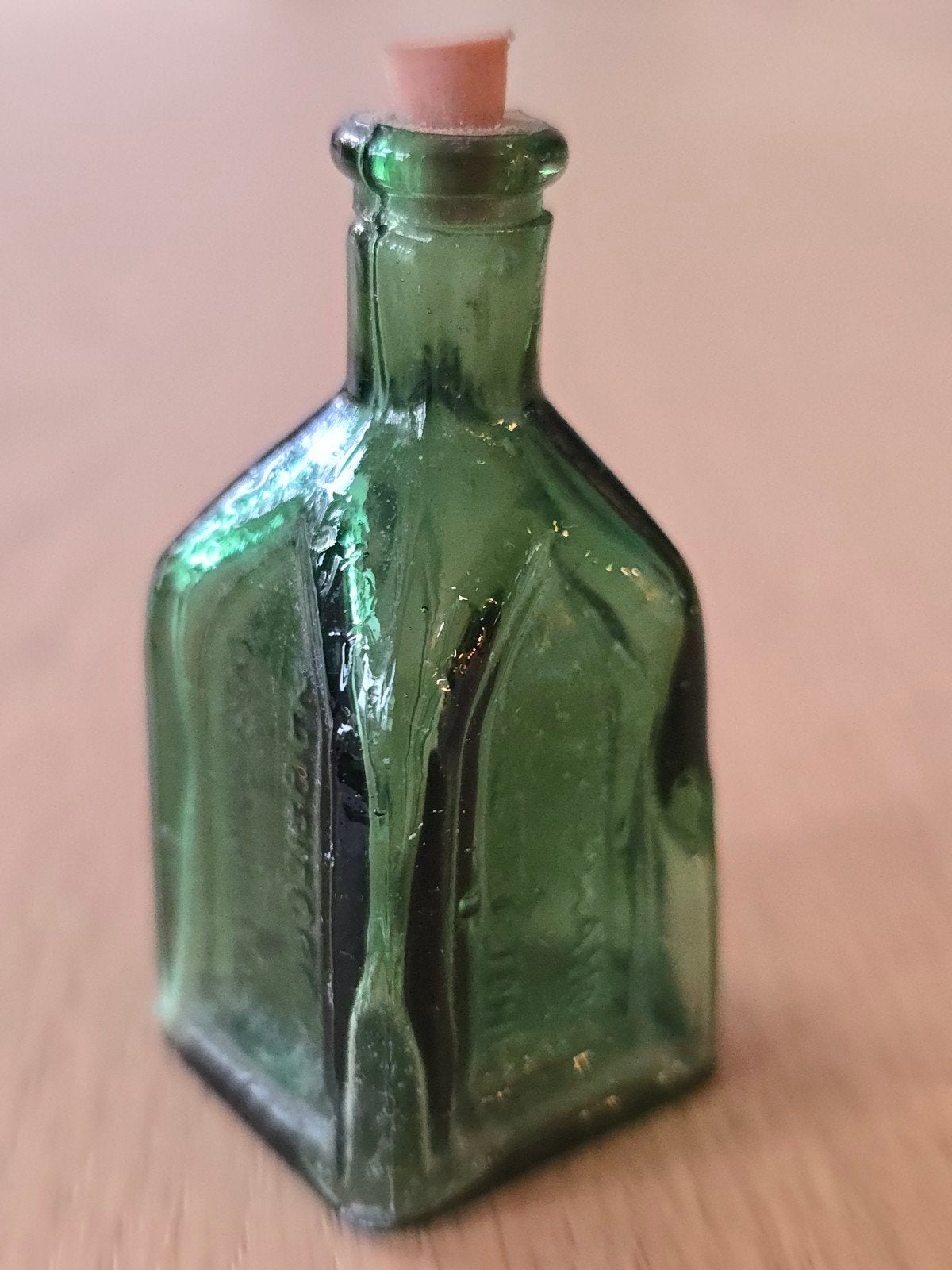 Antiek groen glazen medicijnflesje met kurken stopje €5.50, Ophalen of Verzenden