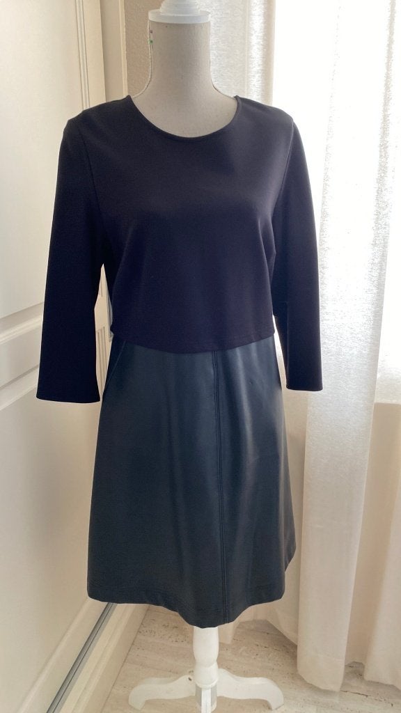 Jurk Zwarte stof met imitatie leer Maat 42 Merk Yessica, Maat 42/44 (L), Ophalen of Verzenden, Zo goed als nieuw, Knielengte