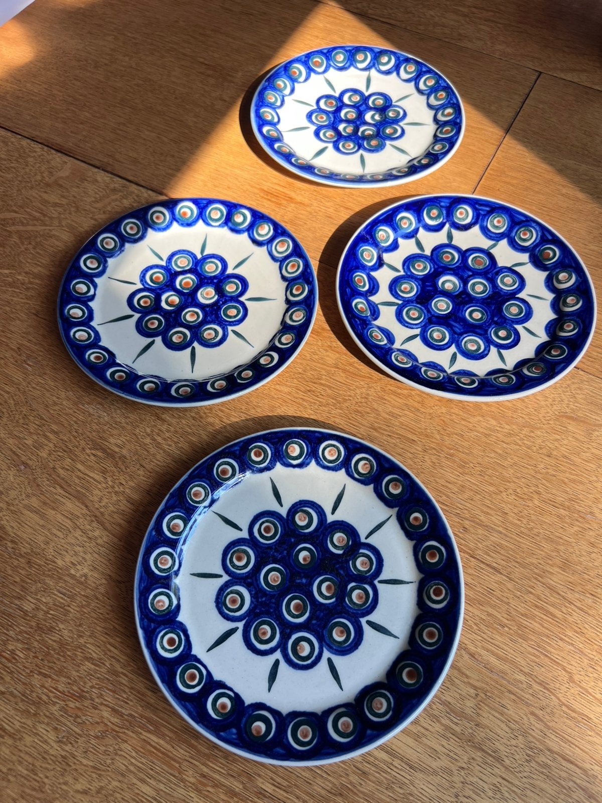 4 vintage Bunzlau/Boleslawiec bordjes met pauwenogenmotief, Huis en Inrichting, Keuken | Servies, Gebruikt, Overige merken, Keramiek